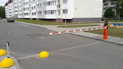 Установка шлагбаума во дворе жилого дома