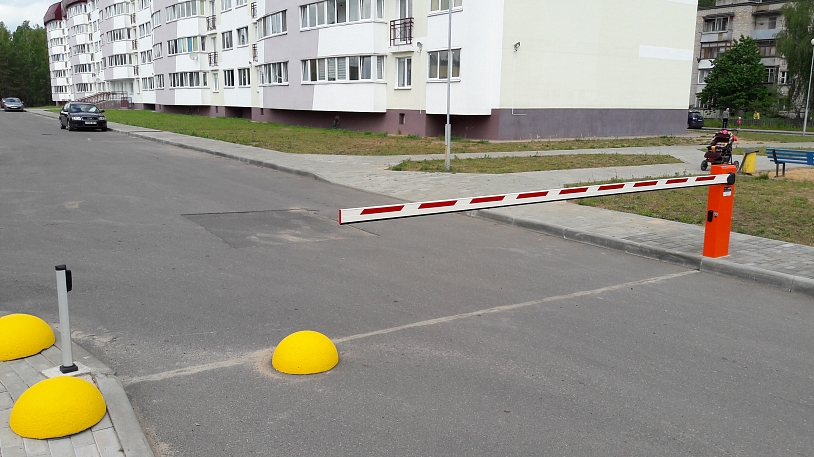 Установка шлагбаума во дворе жилого дома