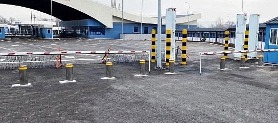 Дорожный блокиратор (боллард автоматический) для ограничения доступа транспорта на охраняемую территорию, режимные объекты