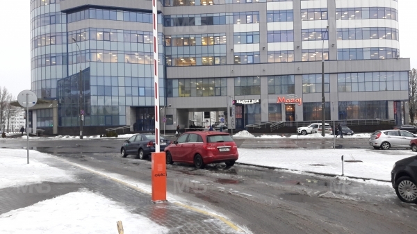 ТС, Дзержинского, 9 шлагбаумы